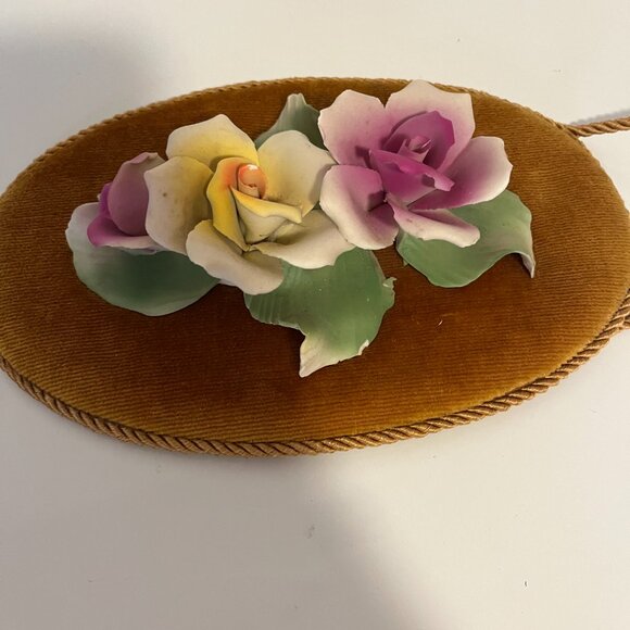 HANGING WALL ITALY VTG PLAQUE PORCELAIN ROSES ON GOLD VELVET BACKDRAFT-Preowned - Picture 6 of 6